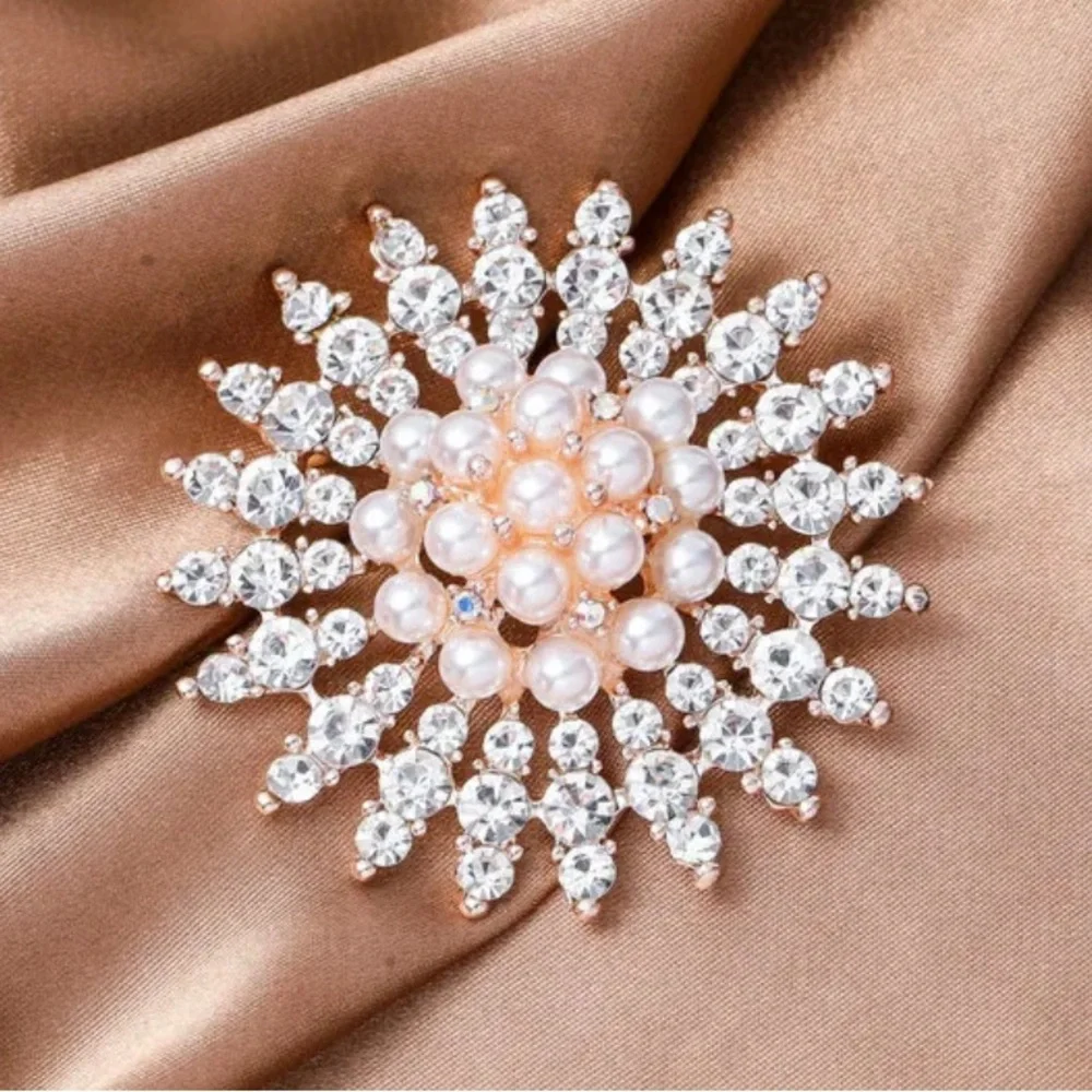 BRIDAL Elegant Pearl and Crystal Brooch Pin